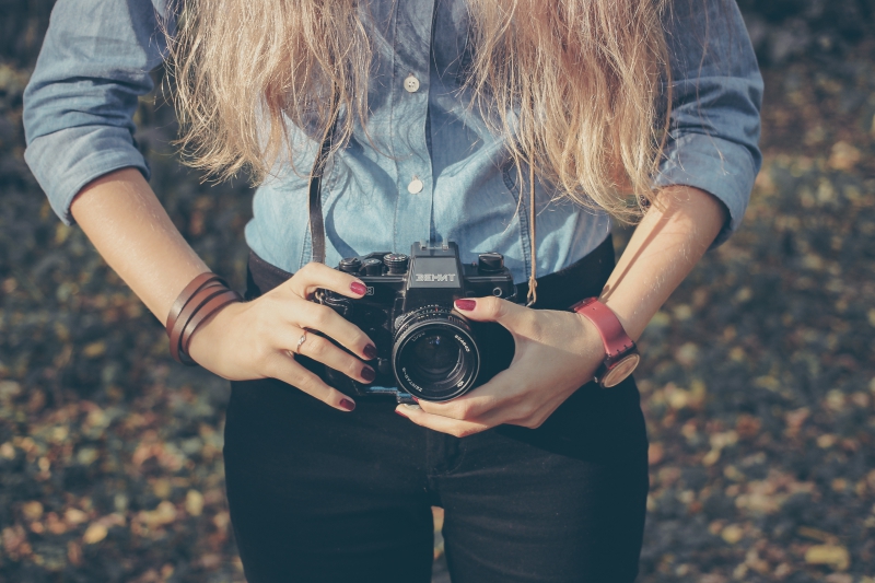 photographe-CIPIERES-min_hand-person-girl-woman-camera-photography-614-pxhere.com